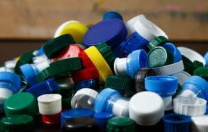Zbieranie plastikowych nakrętek ma sens. To realna pomoc dla dzieci