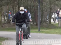 Maseczki chronią rowerzystów przed koronawirusem czy mandatami?