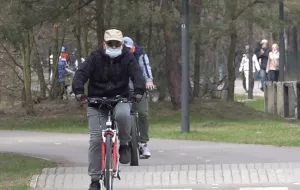 Maseczki chronią rowerzystów przed koronawirusem czy mandatami?