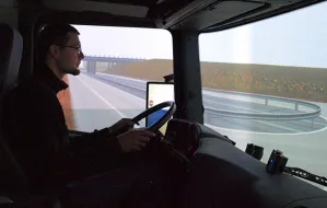 Nauka jazdy w symulatorze ciężarówki