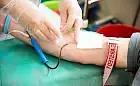 Centrum krwiodawstwa: rezerwy na wyczerpaniu. Można oddać krew po szczepieniu?