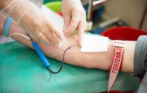 Centrum krwiodawstwa: rezerwy na wyczerpaniu. Można oddać krew po szczepieniu?