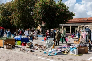 Wyprzedaże garażowe i pchle targi wracają do dzielnic