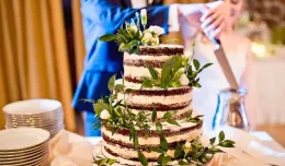 Naked cake, z jadalnym złotem czy ze świeżymi kwiatami? Wybieramy tort na wesele