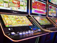 Ostrzegali przed nalotami służb na "kasyna" z automatami. 11 osób oskarżonych