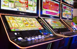 Ostrzegali przed nalotami służb na "kasyna" z automatami. 11 osób oskarżonych
