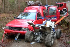 Quad wbił się w auto leśniczego