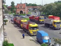 Ciężarówki zastawiają parking w centrum Gdańska i dokuczają mieszkańcom