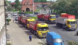 Ciężarówki zastawiają parking w centrum Gdańska i dokuczają mieszkańcom