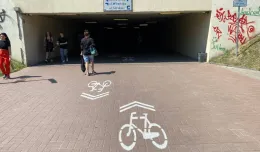 Można jechać rowerem w tunelu na Wzgórzu. Pojawiło się oznakowanie