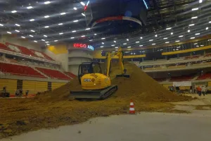 Duże zabawki dużych chłopców w Ergo Arenie. Trwają przygotowania do Night of the Jumps