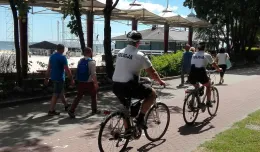 Policjanci na rowerach patrolują okolice plaż