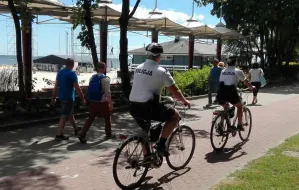 Policjanci na rowerach patrolują okolice plaż