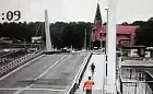 Biegacz przeskoczył most w Sobieszewie w trakcie opuszczania przęsła