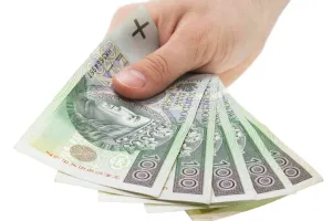 Wypłata wynagrodzenia - przelewem czy do rąk własnych?