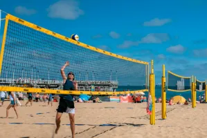 Siatkówka plażowa w Trójmieście. Gdzie są boiska? Ile kosztuje sprzęt?