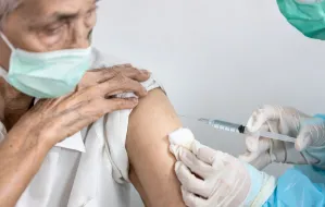 Szczepienie przeciw grypie zapobiega poważnym skutkom COVID-19?