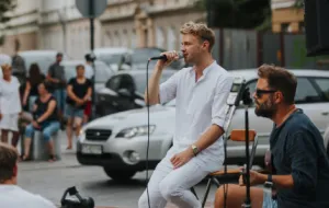 Koncert Mateusza Grędzińskiego "pod blokiem" przy Wajdeloty