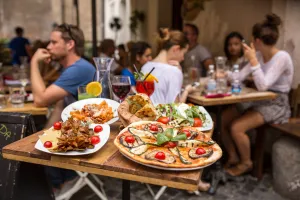 Wakacje, nowa karta menu i inne okazje. Promocje okolicznościowe w restauracjach