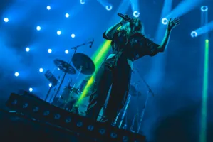 Sentymentalny koncert The Dumplings w strugach deszczu