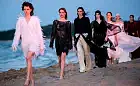 Drugie życie leciwych tkanin - pokaz mody Tomasza Ossolińskiego na plaży w Brzeźnie