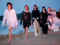 Drugie życie leciwych tkanin - pokaz mody Tomasza Ossolińskiego na plaży w Brzeźnie