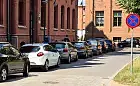 Parking pod urzędem płatny, więc petenci parkują pod oknami mieszkańców