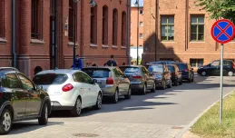 Parking pod urzędem płatny, więc petenci parkują pod oknami mieszkańców
