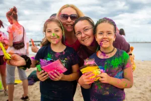 Skromne, ale barwne i wesołe Święto Kolorów na plaży w Sopocie