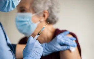 Co z trzecią dawką szczepienia przeciw COVID-19?
