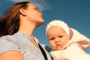 Tylko co trzecia mama wraca do pracy