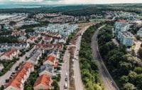 Gdynia: szpaler 110 drzew ozdobi ul. Strzelców
