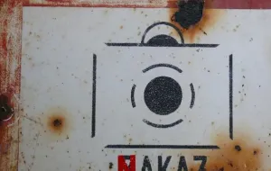 Przewrotna tablica przy Bramie Oliwskiej. Nakaz fotografowania zamiast zakazu