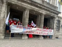 Pracownicy prokuratury protestują przeciwko zamrożeniu płac