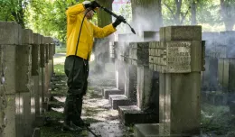 Czyszczenie krzyży na cmentarzu Ofiar Hitleryzmu na Zaspie