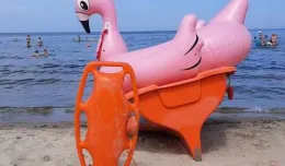Dmuchane zabawki i porzucone deski surfingowe stawiają na nogi ratowników
