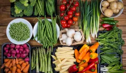 Sezonowe warzywa i owoce w diecie. Jak je wykorzystać?
