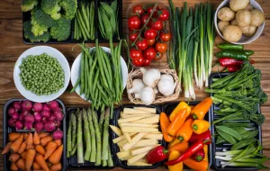Sezonowe warzywa i owoce w diecie. Jak je wykorzystać?
