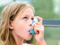 "Dzieci z astmą nie chorują ciężej na COVID-19, pod warunkiem że są leczone"