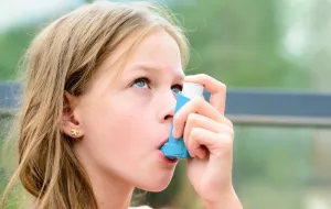 "Dzieci z astmą nie chorują ciężej na COVID-19, pod warunkiem że są leczone"