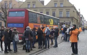 Pomarańczowy autobus zmienia Pomorskie