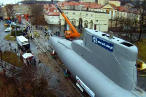 Pchali okręt podwodny przez Gdynię