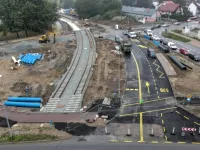 Pierwsze tory tramwajowe na budowie Nowej Warszawskiej