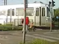 Dziecko na rowerku biegowym niemal wjechało pod tramwaj