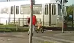 Dziecko na rowerku biegowym niemal wjechało pod tramwaj