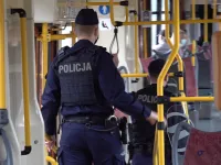 Policjanci kontrolują noszenie maseczek w komunikacji miejskiej