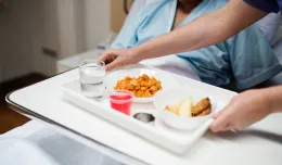 Opieka w szpitalu. NFZ pyta pacjentów o posiłki, czystość czy komunikację z personelem