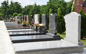 Pomnik na cmentarz - koszty, rodzaje i ubezpieczenie nagrobka