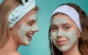 Jak pielęgnować młodą skórę? Kosmetyki i zabiegi
