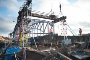 Żółty wiadukt zawisł w powietrzu